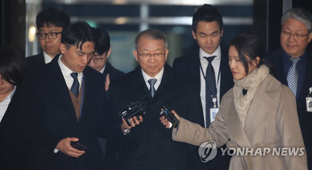 양승태 전 대법원장, '묵묵부답'