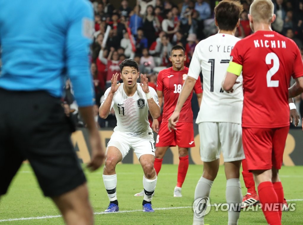 South Korea's Hwang Hee-chan (C) reacts after his shot hit the post during a Group C match against Kyrgyzstan at the AFC Asian Cup at Hazza bin Zayed Stadium in Al Ain, the United Arab Emirates, on Jan. 11, 2019. (Yonhap)