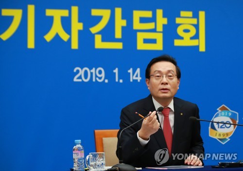 질문에 답하는 손태승 우리금융지주 회장
