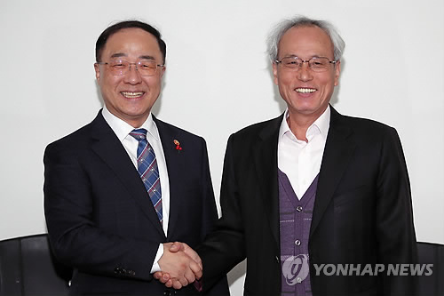 홍남기 부총리, 문 위원장과 악수