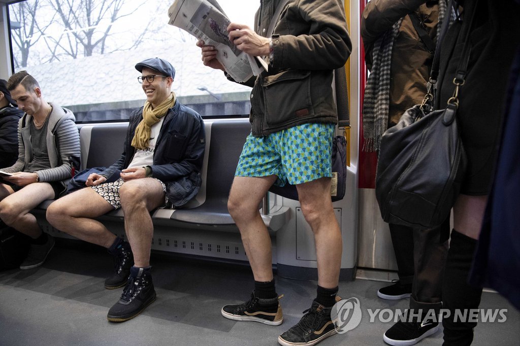 암스테르담에서 '바지 벗고 지하철 타기' 행사 참여한 승객들