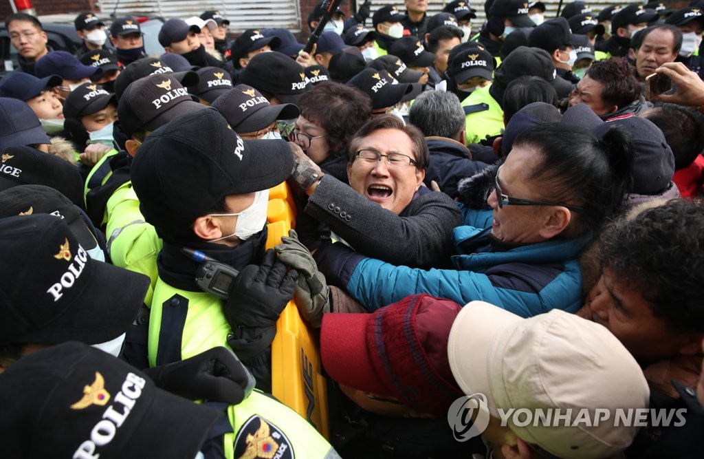 전두환 자택으로 간 5·18 관련 3단체 "경찰은 뒤로 물러라"