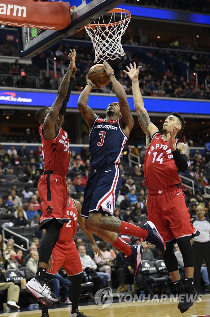 NBA 토론토 수비 속 골밑슛하는 워싱턴 빌