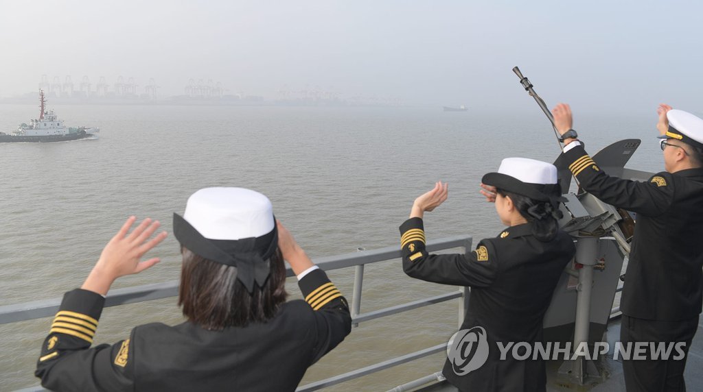 '해군 순항훈련전단 상하이 입항 중'