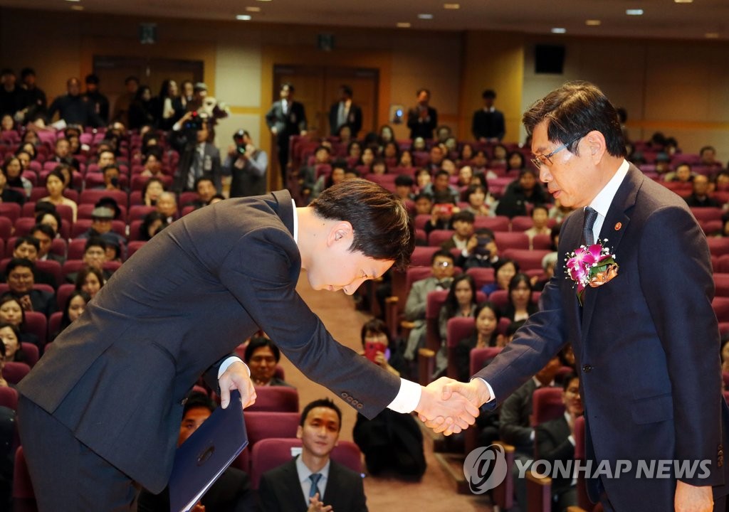 시상하는 박상기 장관