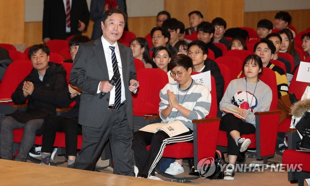 청년 앞에서 강연하는 김병준