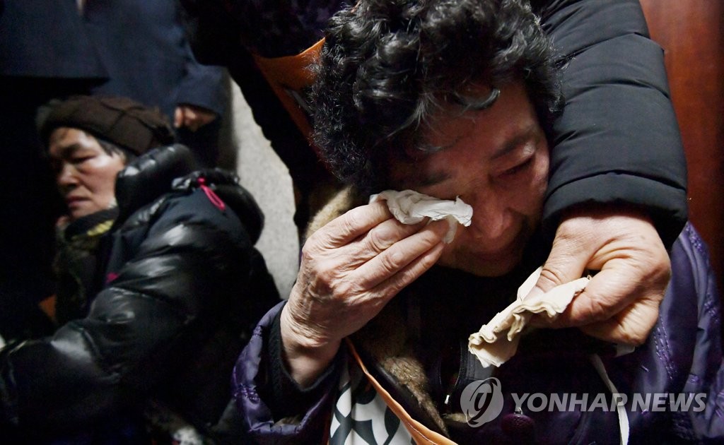오열하는 5·18 민주화운동 희생자·부상자 가족들