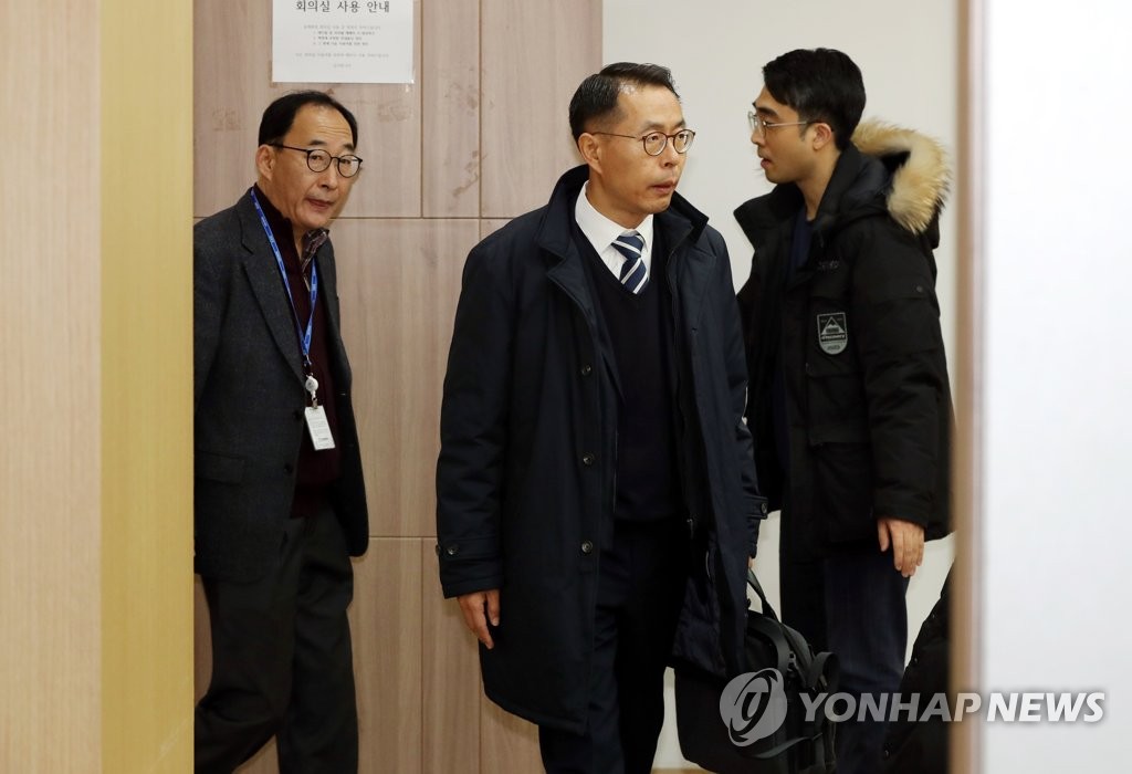 회의실 입장하는 김영규 위원장