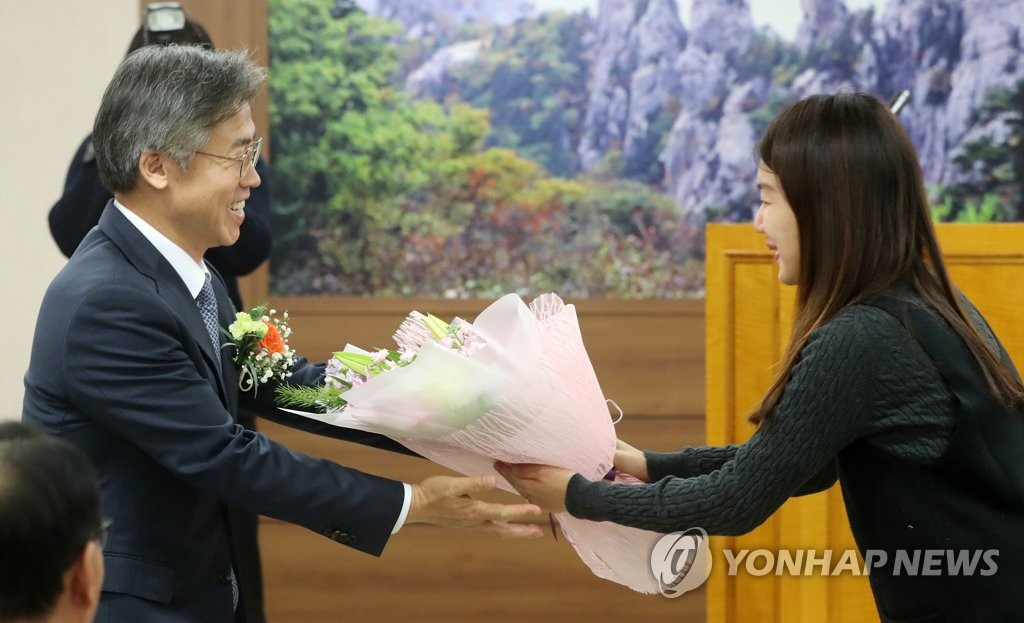 취임 꽃다발 받는 최종태 신임 강원농기원장
