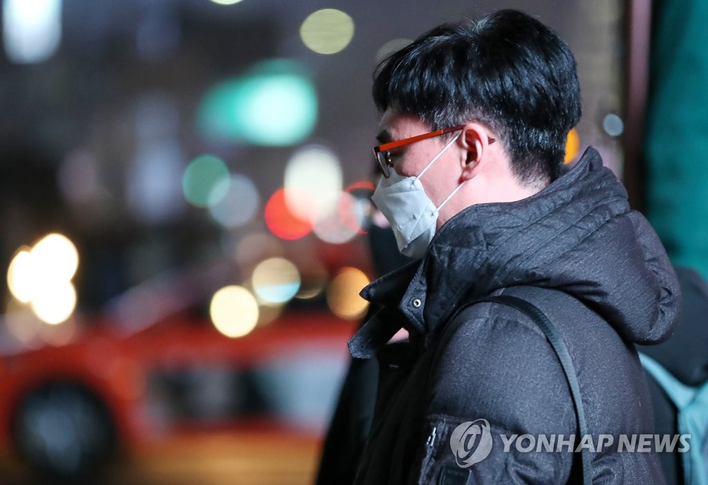 마스크 낀 퇴근길, 내일도 미세먼지 비상저감조치