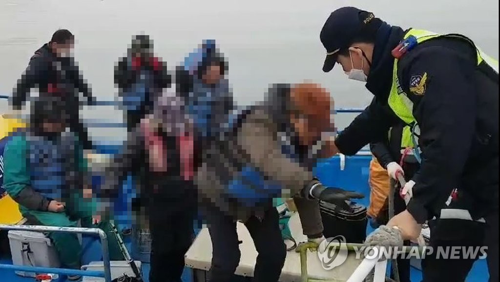 인천해경, 시동불량으로 표류하던 낚시어선 구조