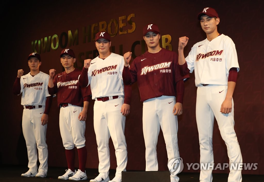 Members of the Kiwoom Heroes baseball club pose in their new uniforms for the 2019 Korea Baseball Organization season in a ceremony in Seoul on Jan. 15, 2019. From left: Choi Won-tae, Seo Geon-chang, Park Byung-ho, Kim Ha-seong and Lee Jung-hoo. (Yonhap)