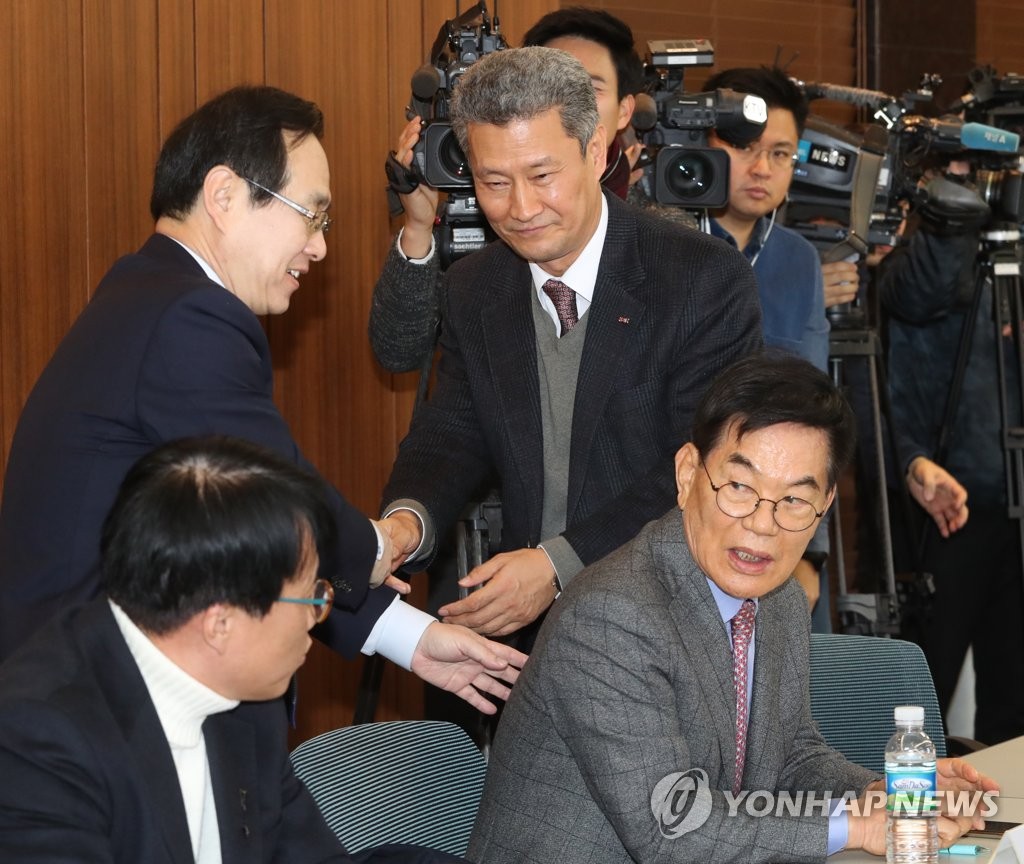 류장수 위원장의 악수 요청 거부하는 박복규 사용자 위원