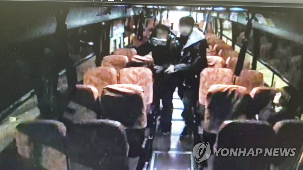 버스 난동 박정태 제지하러 가는 승객들