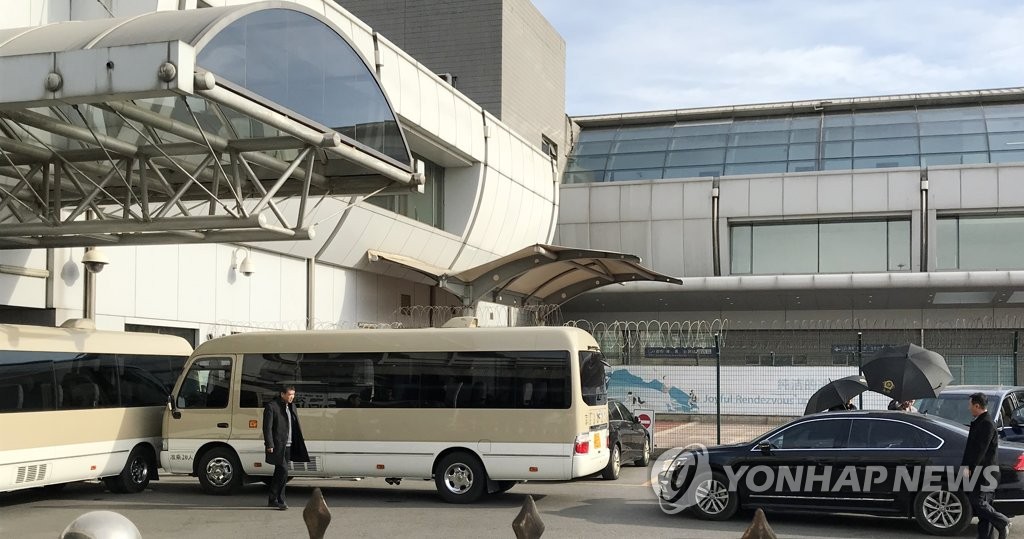 북한 공연단 베이징 도착