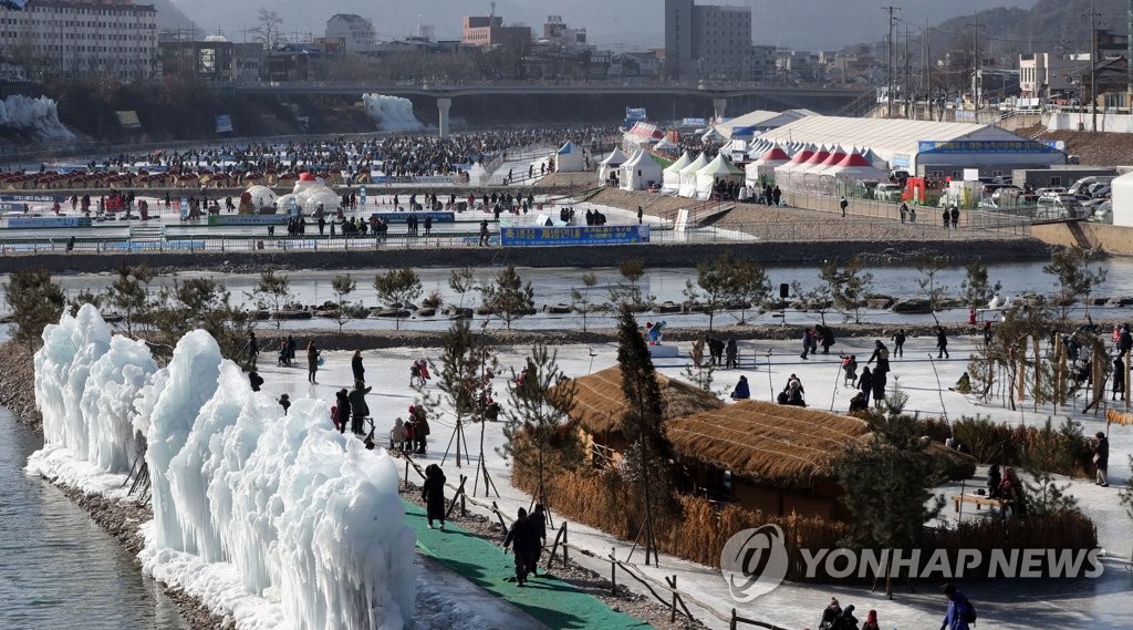 폐막날에도 붐비는 홍천강 꽁꽁축제