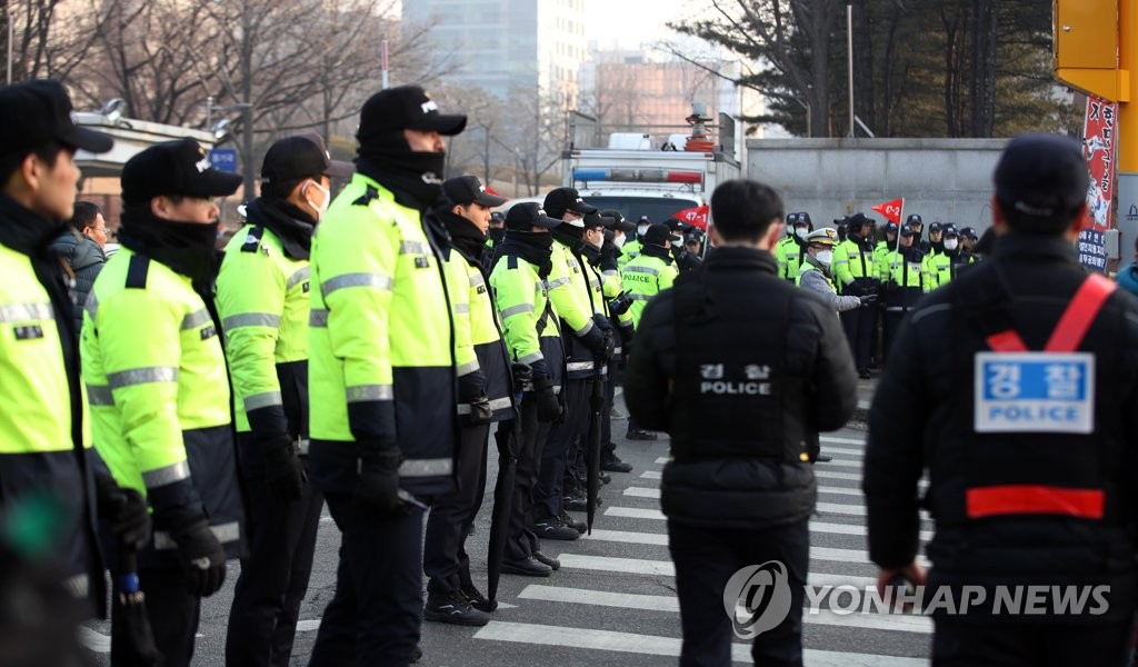 양승태 구속 기로, 긴장감 흐르는 법원 앞