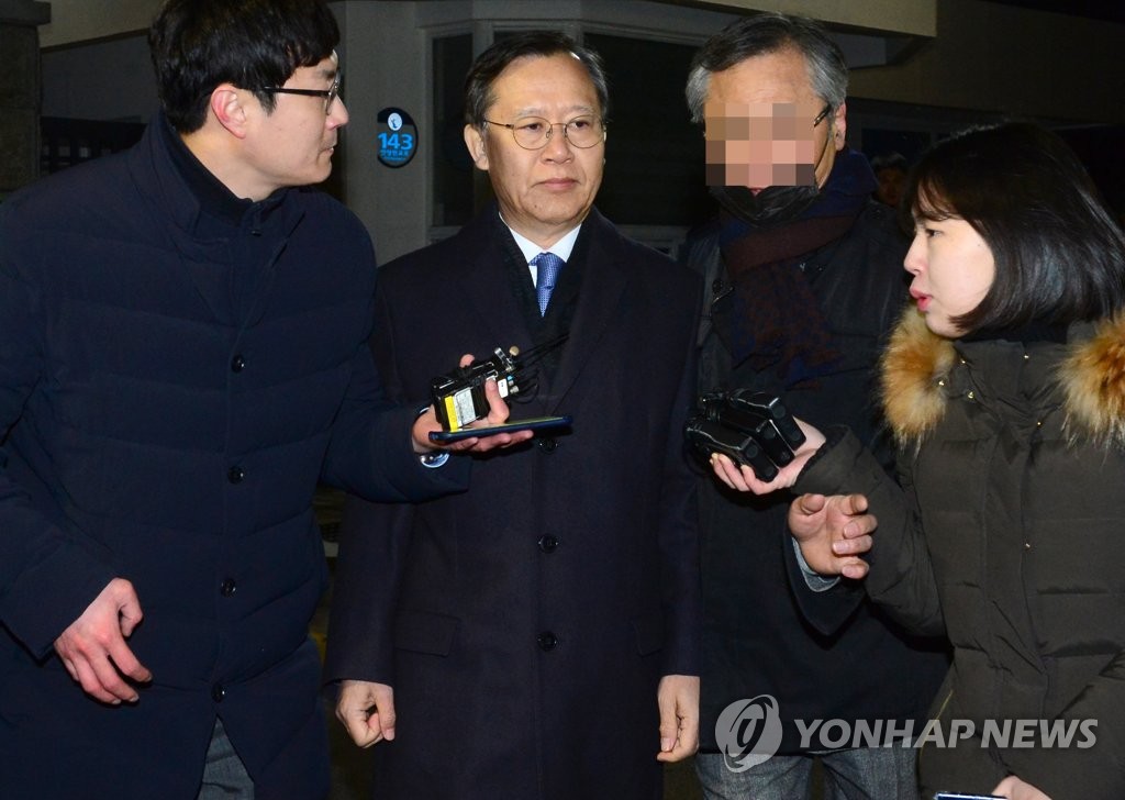 질문받는 박병대