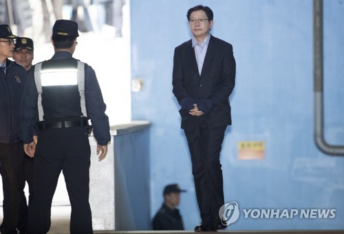 호송차로 향하는 김경수 경남지사