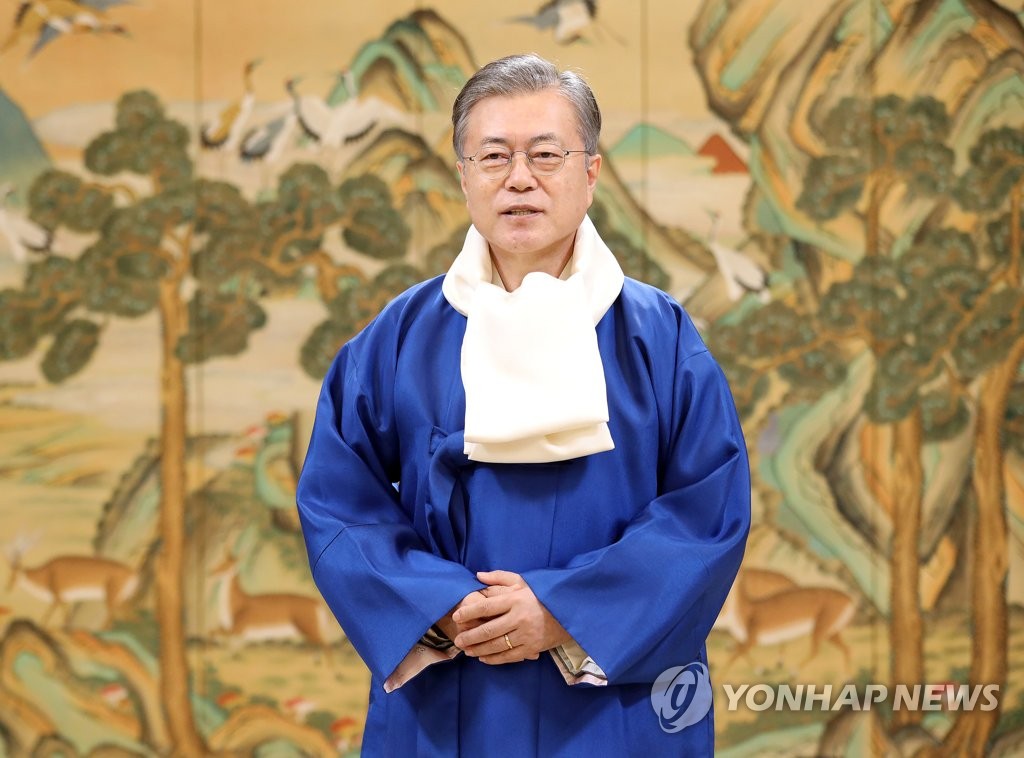 문 대통령, '국민들께 설 인사드립니다'