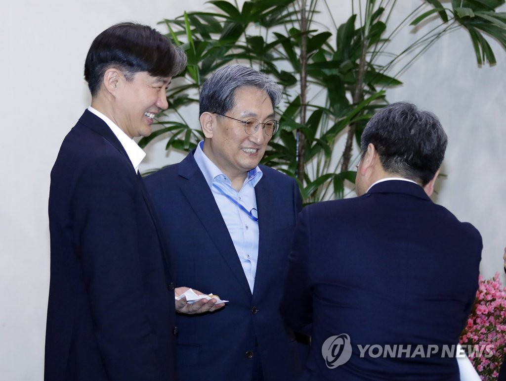 노영민 비서실장, 정무-민정수석과 얘기