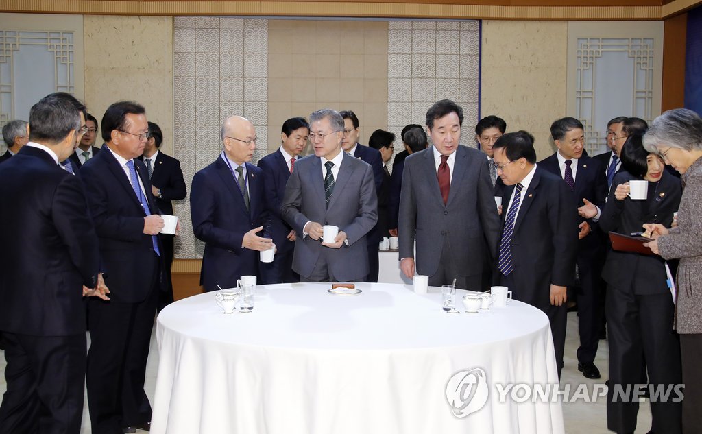 문 대통령, '회의 전 티타임'
