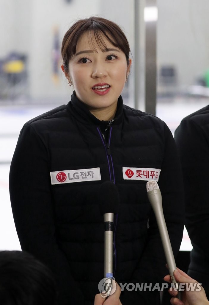인터뷰하는 김경애