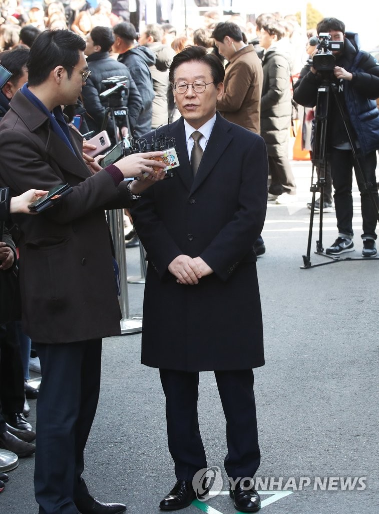 취재진 질문에 답하는 이재명 경기지사