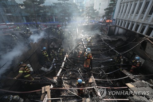 을지로 화재 수습하는 소방대원