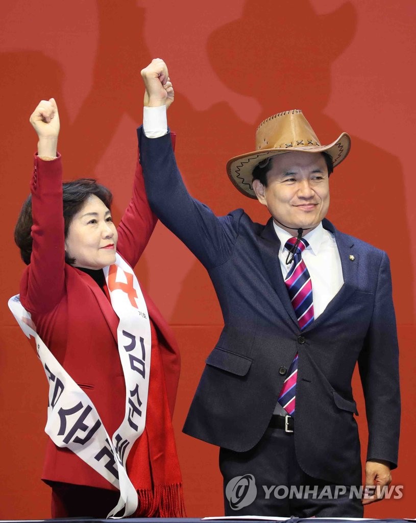 당원들에게 인사하는 김진태, 김순례 의원