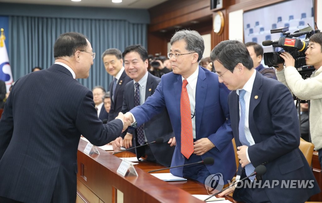 인사하는 홍남기 경제부총리