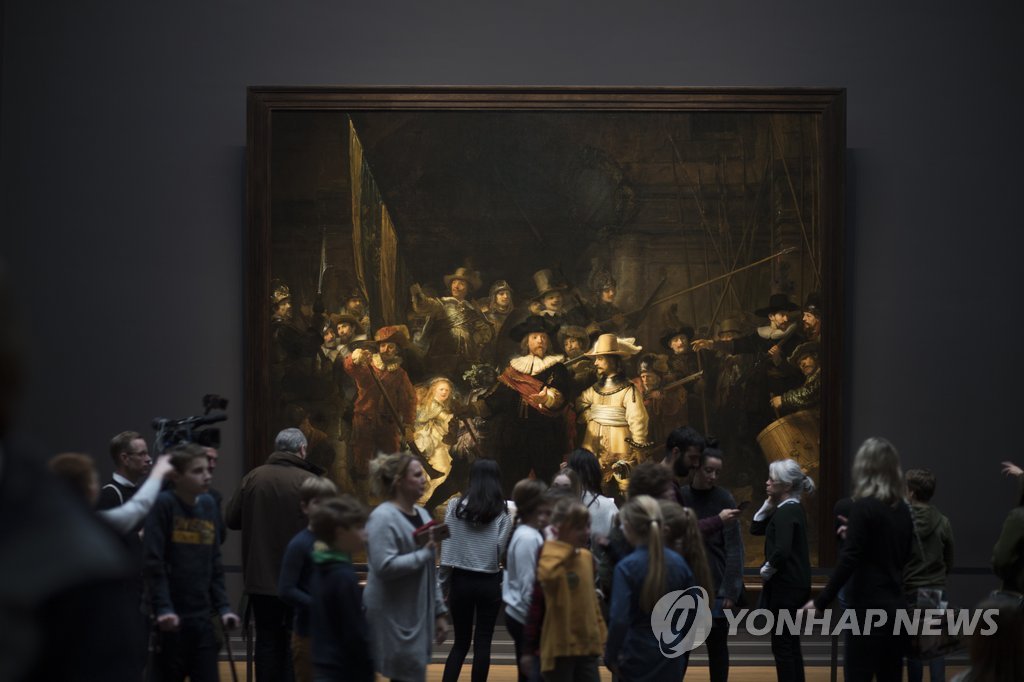 암스테르담 '렘브란트' 전시회…'야경'에 푹 빠진 관람객들