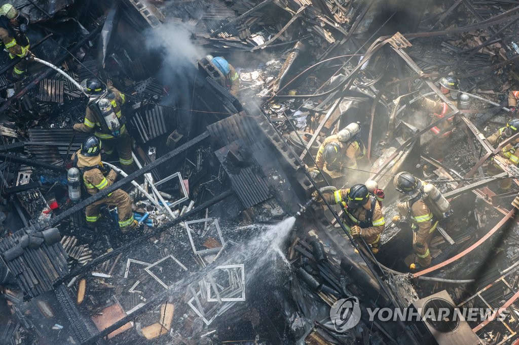 잔불 진화작업 벌이는 소방대원