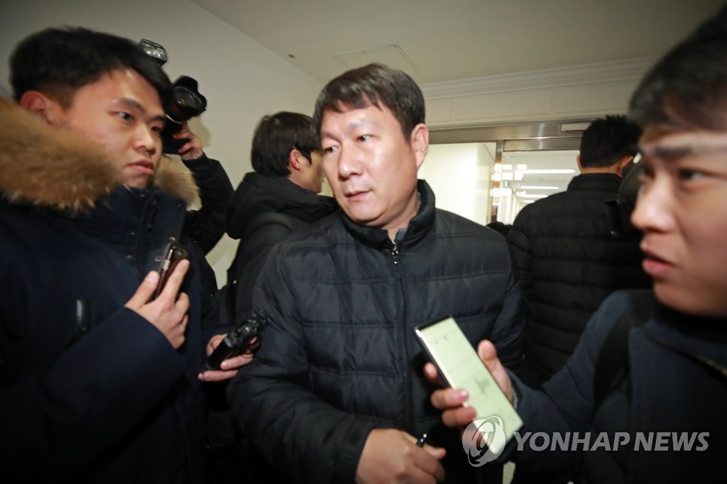 ‘버닝썬’ 압수 수색하는 경찰