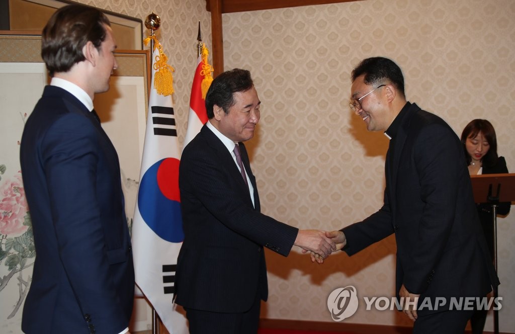 김연준 신부와 인사하는 한-오스트리아 총리