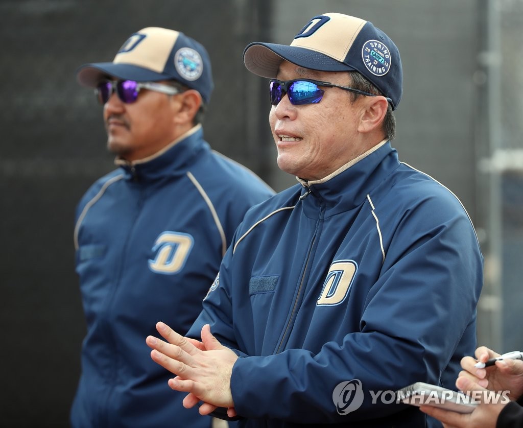 Lee Dong-wook (R), manager of the NC Dinos, speaks to reporters after practice during his club's spring training at Reid Park Annex Fields in Tucson, Arizona, on Feb. 18, 2019. (Yonhap)