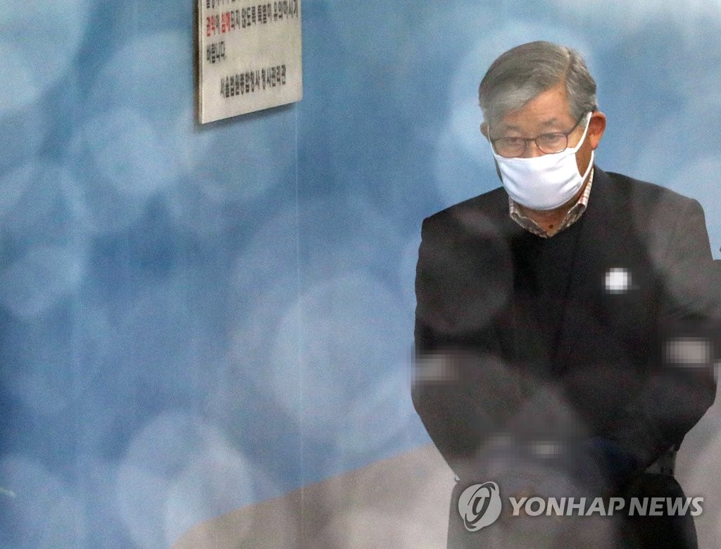 법정 향하는 '댓글공작 혐의' 배득식 전 기무사령관