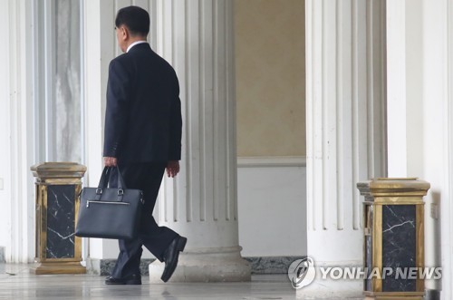 김창선, 오늘은 정장차림에 서류가방까지