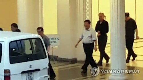 다시 외출하는 김창선, 김철규
