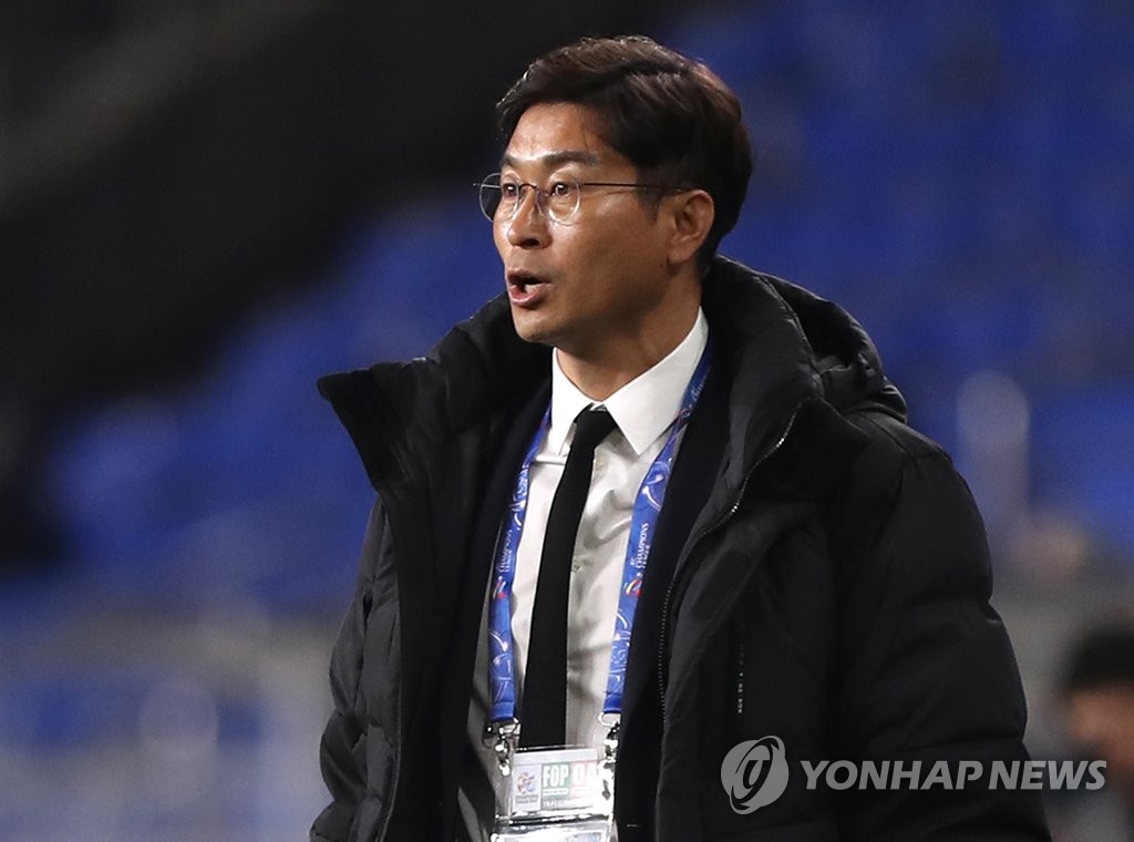 작전 지시하는 김도훈 감독