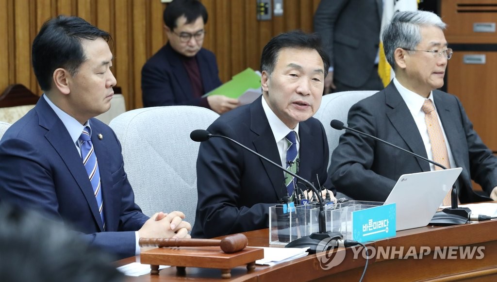 의총에서 발언하는 손학규