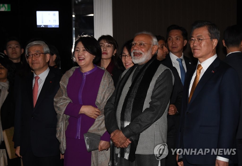 롯데월드 타워 전망대 찾아 영상 지켜보는 한·인도 정상