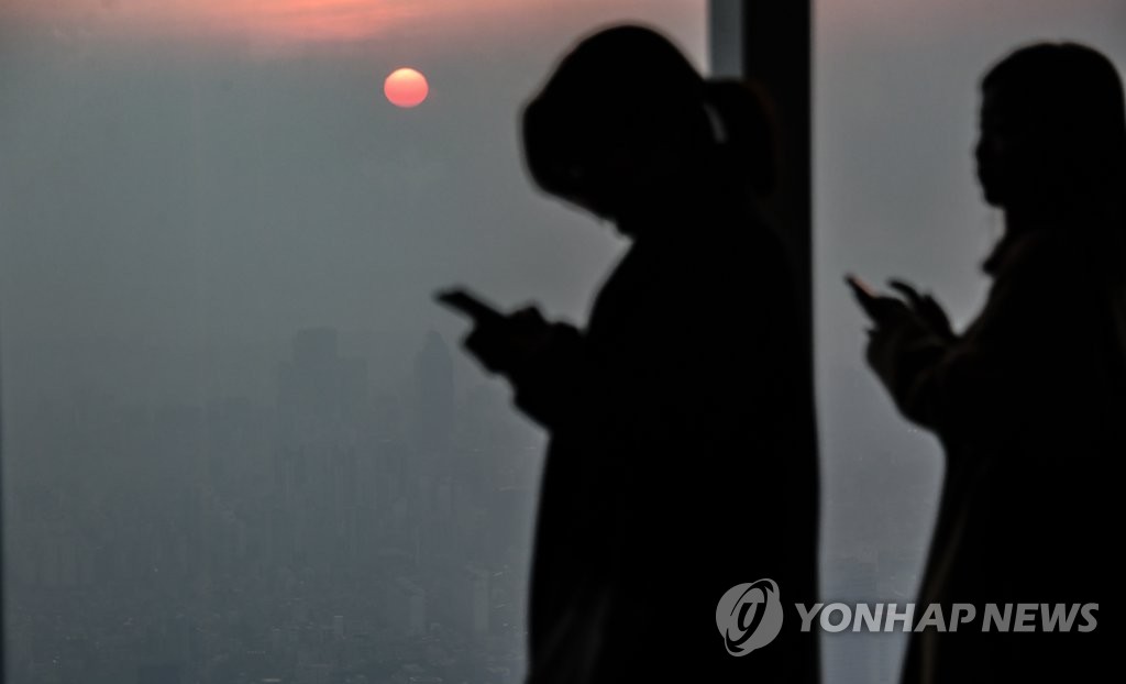 미세먼지 속 석양도 색을 잃었다