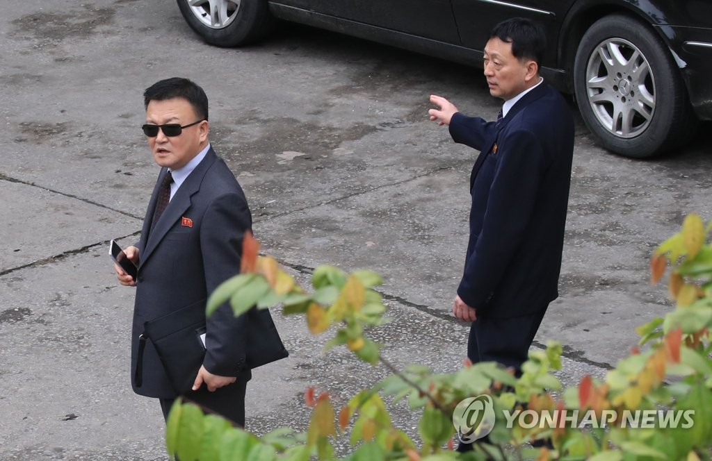 영빈관 주변 살피는 북한 경호 실무진