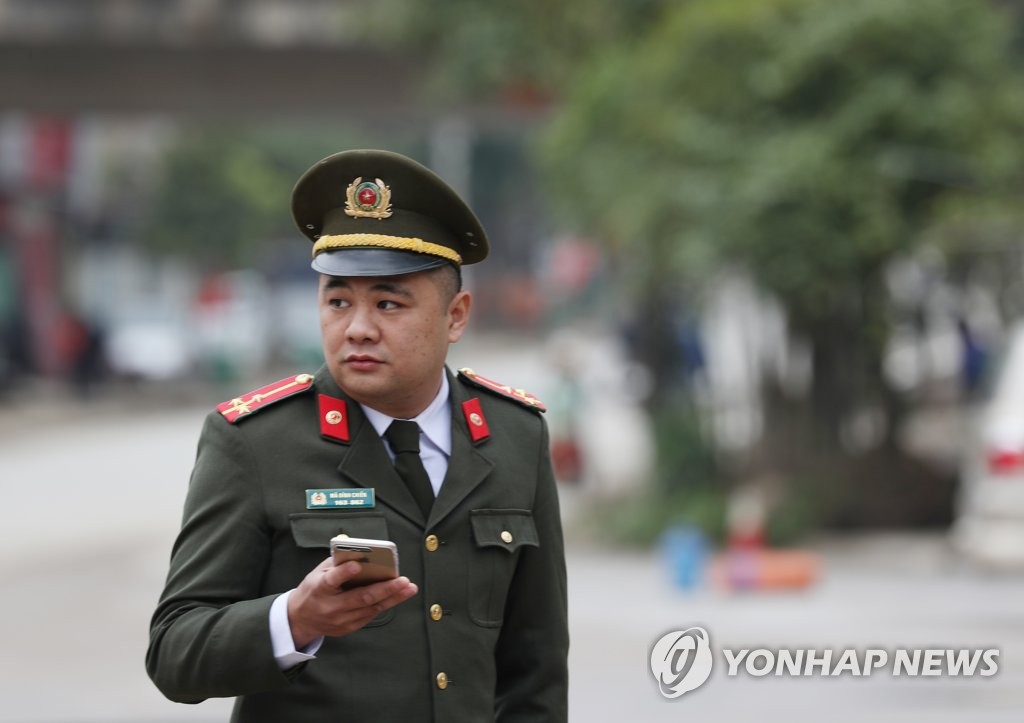 동당역 주변 통제하는 베트남 경찰