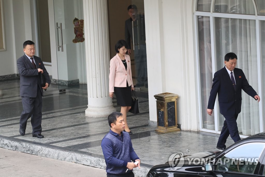 영빈관 나서는 북한 경호 실무진