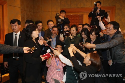 취재진 질문받는 최선희