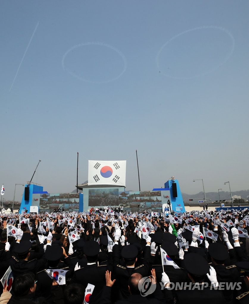 式典では韓国空軍の特殊飛行チームが空中で数字の「１００」を描くパフォーマンスも行われた＝１日、ソウル（聯合ニュース）