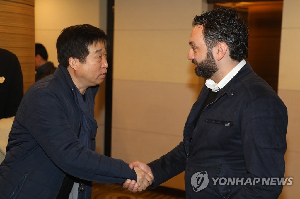 김호철 전 남자배구 대표팀 감독(왼쪽)과 라바리니 여자팀 감독