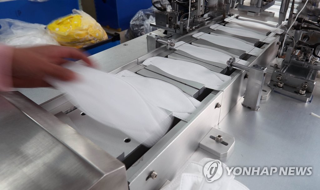 분주한 마스크 공장